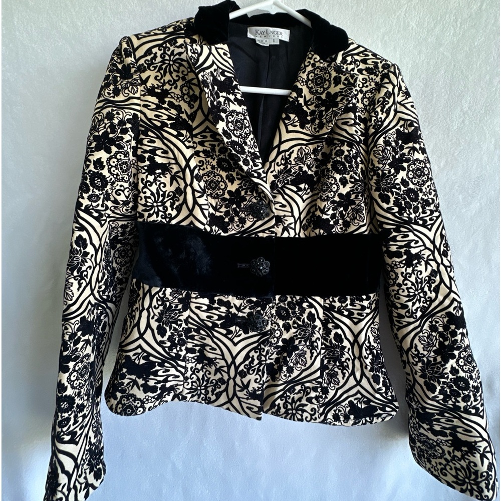 KAY UNGER VINTAGE SIZE 6 fitted jacket. Flowered embroidered details. Exquisite